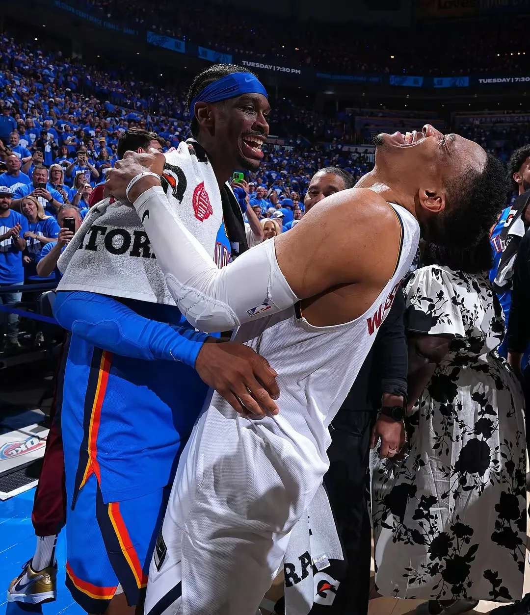 包含俄克拉荷马雷霆训练开放日，今晨外线爆发引欢呼，NBA常规赛在即，阵容厚度经受考验的词条